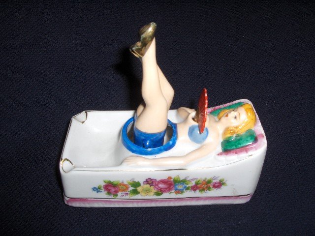 GIRL NODDER ASHTRAY