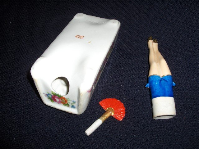 GIRL NODDER ASHTRAY