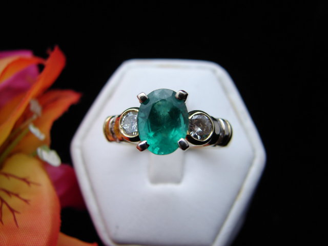 Lady's 18K Oval Emerald Ring