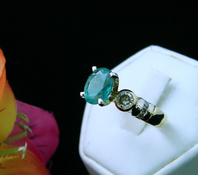 Lady's 18K Oval Emerald Ring