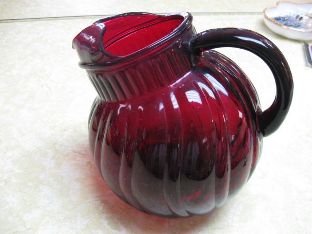 Tilt Swirl Ball Pitcher