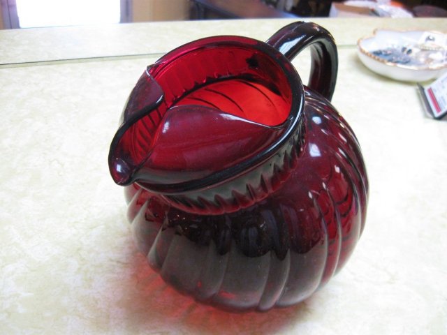 Tilt Swirl Ball Pitcher
