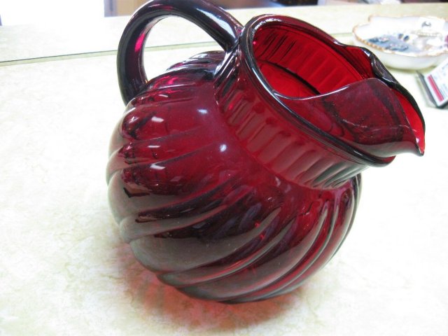 Tilt Swirl Ball Pitcher