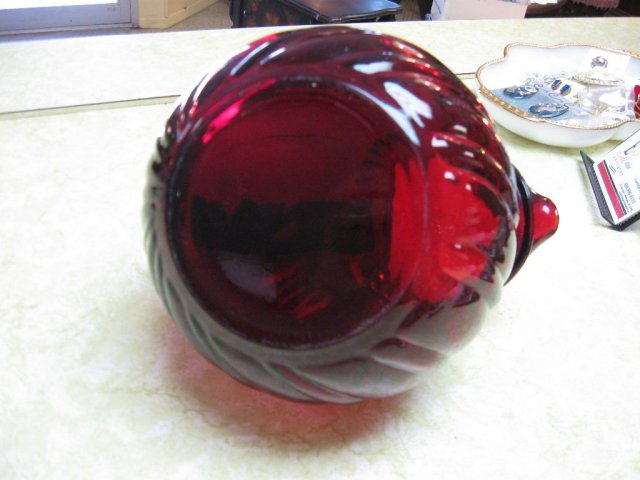 Tilt Swirl Ball Pitcher