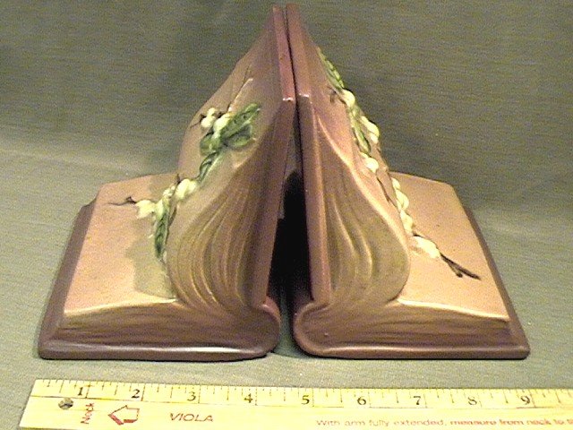 Roseville Bookends Snowberry 1BE
