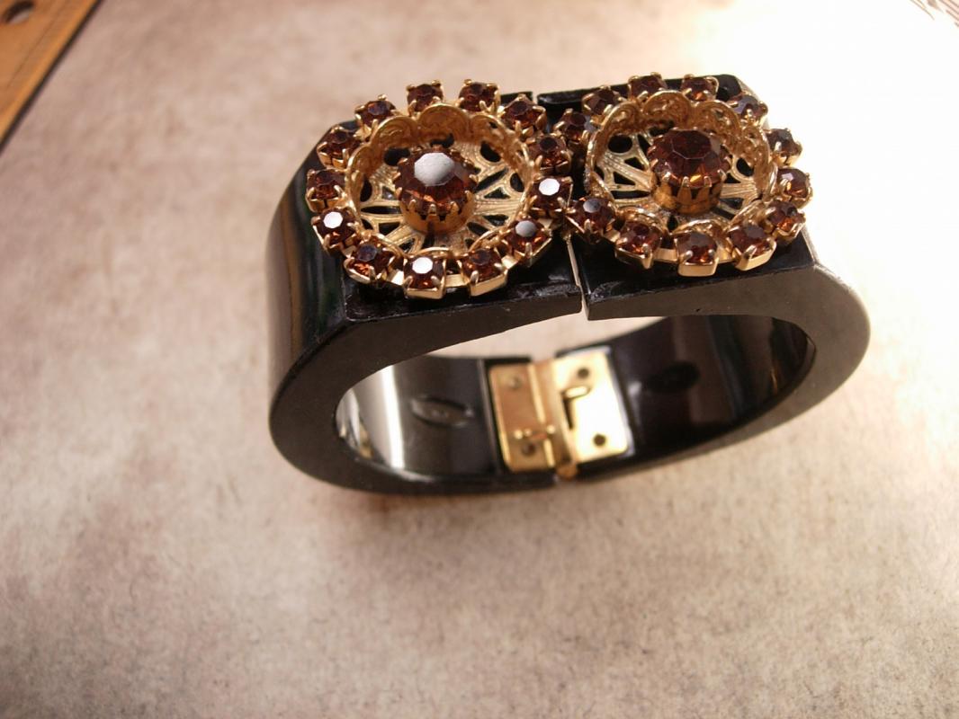 Vintage Rhinestone clamper Bracelet golden florettes Bangle