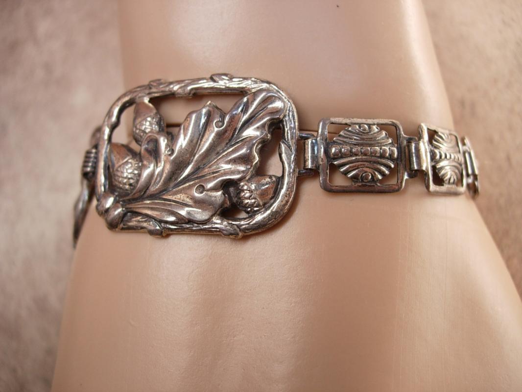 Vintage Art Nouveau Floral Mourning Bracelet Fancy Acorn links