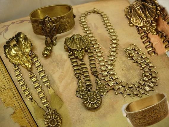 VIntage bookchain bracelet Necklace Art Deco Egyptian Revival Pharaoh parure and fur clip