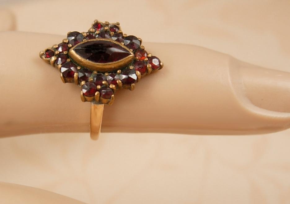 Antique 14kt GOld Bohemian Garnet Ring Marquise setting