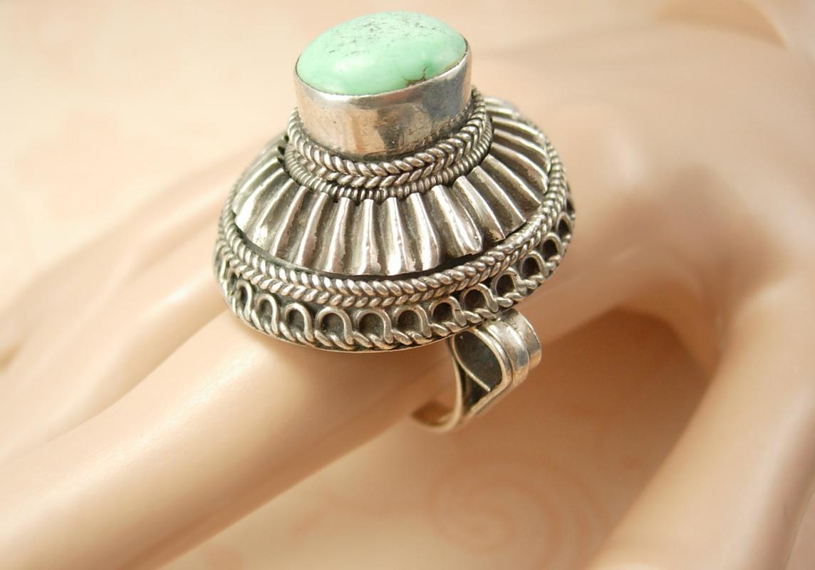 Vintage Sterling Bedouin Ring huge Turquoise Turkish setting Statement ring 20.4 grams