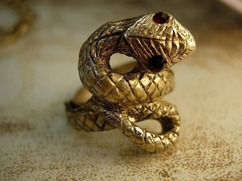VIntage Snake ring serpent with red eyes costume jewelry