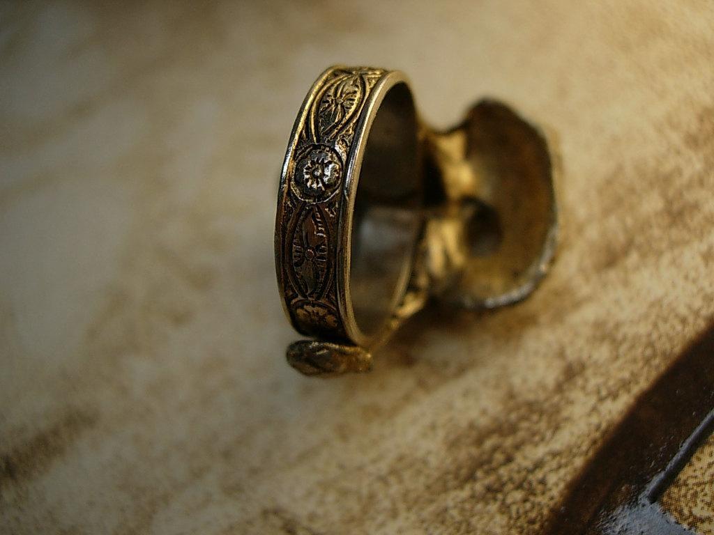 VIntage Snake ring serpent with red eyes costume jewelry