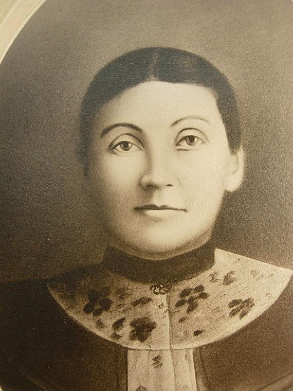 1800's antique photo Young woman with make up and brooch Folk art Flair cabinet card photo