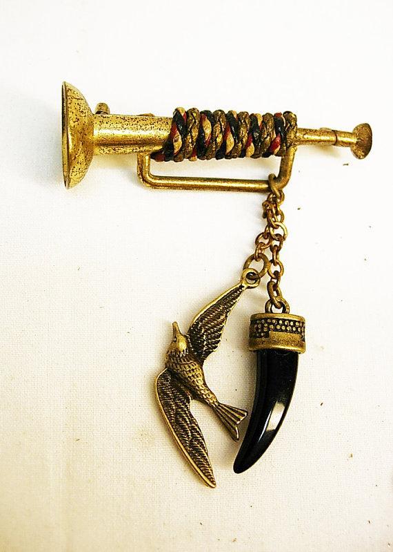 Victorian Bugle hunting Brooch with tooth and bird