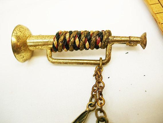 Victorian Bugle hunting Brooch with tooth and bird