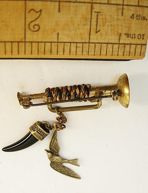 Victorian Bugle hunting Brooch with tooth and bird