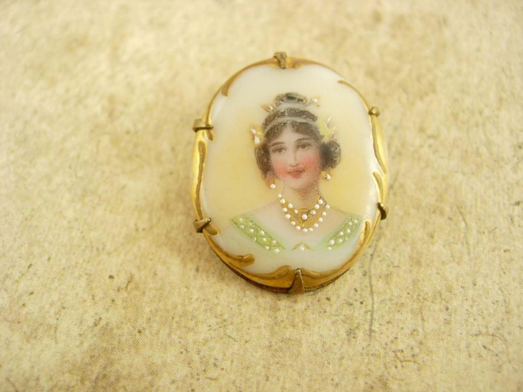 ANtique Portrait Queen with jewels Brooch hand painted cameo porcelain with gold