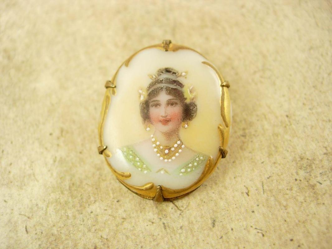 ANtique Portrait Queen with jewels Brooch hand painted cameo porcelain with gold