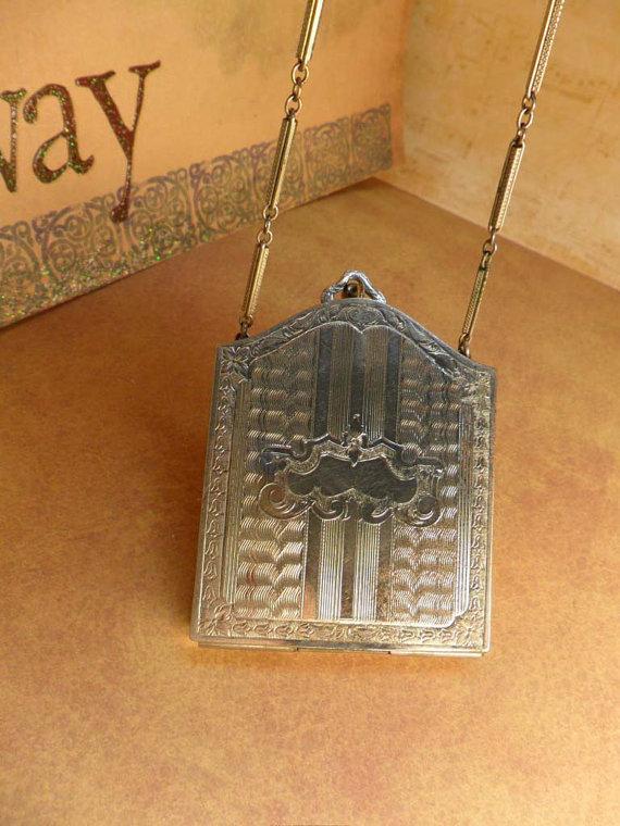 Vintage art deco wrist compact powder and coins with original chain and mirror