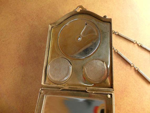 Vintage art deco wrist compact powder and coins with original chain and mirror