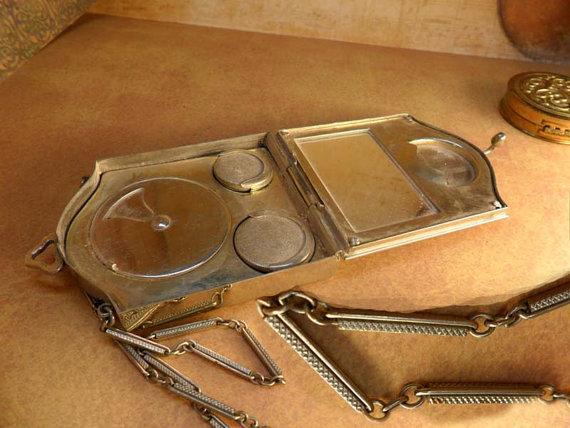 Vintage art deco wrist compact powder and coins with original chain and mirror