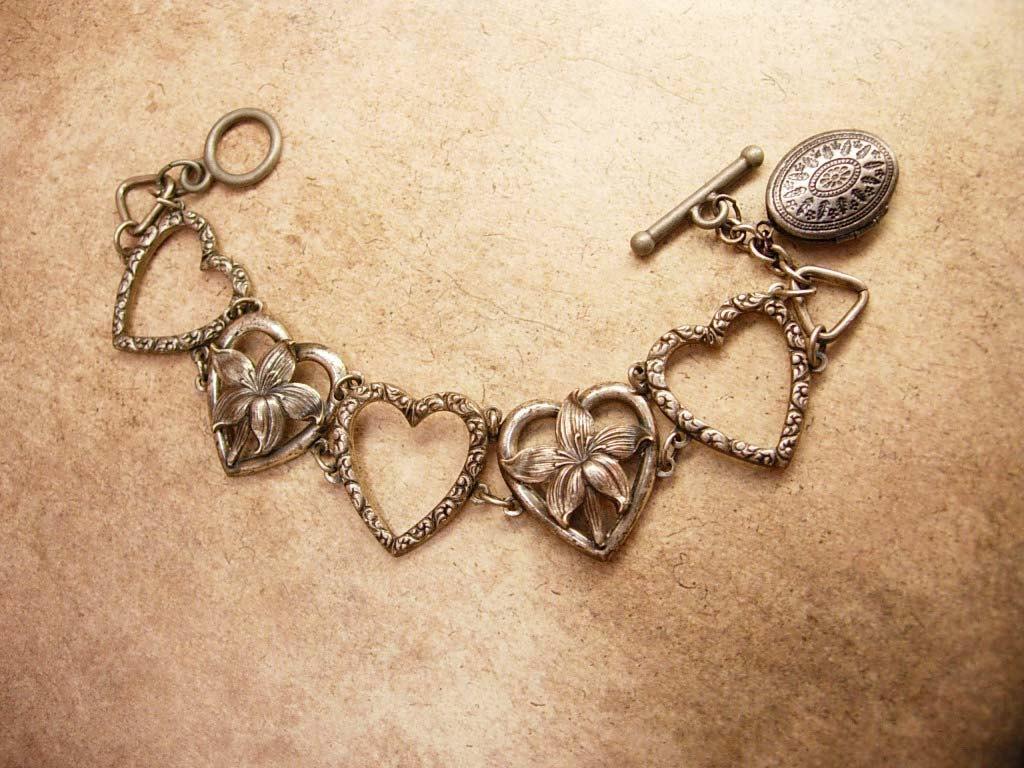 VIntage Victorian Sweetheart Fob Bracelet with locket for Valentines day