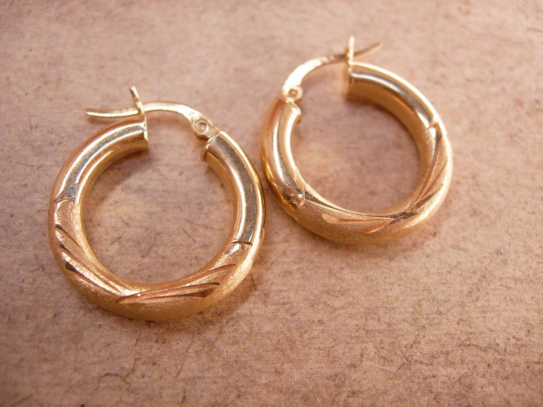 VIntage 14kt GOld fancy Hoop earrings 2.5grams