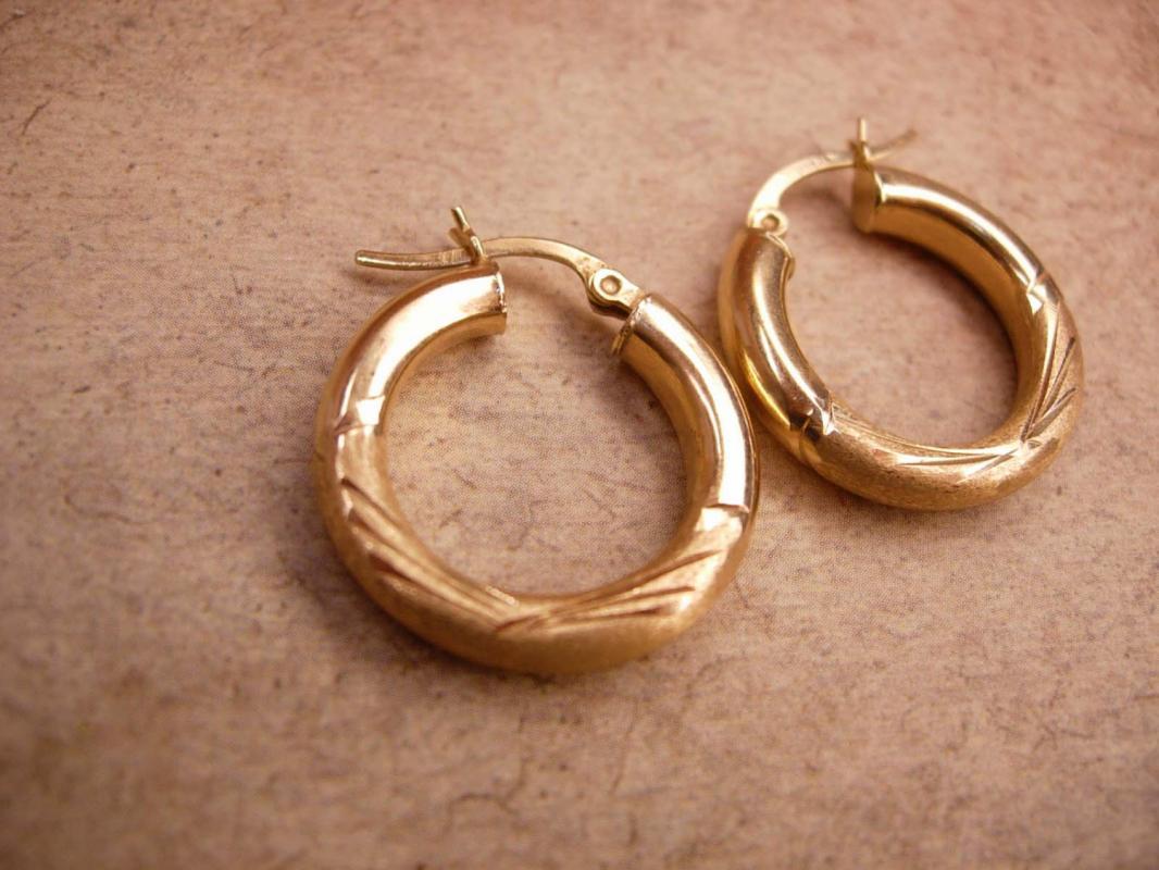 VIntage 14kt GOld fancy Hoop earrings 2.5grams