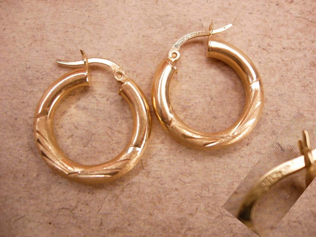 VIntage 14kt GOld fancy Hoop earrings 2.5grams