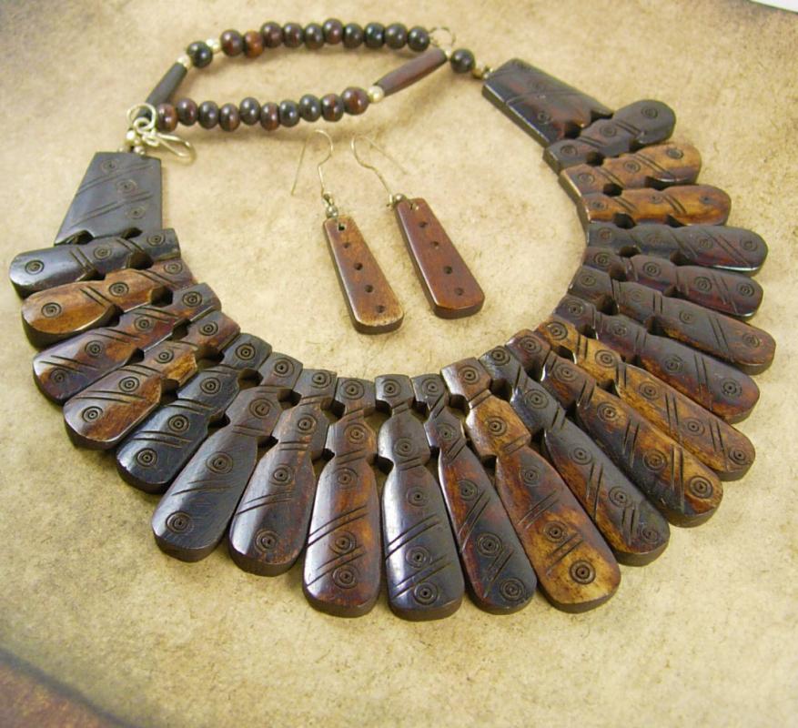 Vintage PRIMITIVE carved NEcklace HUGE BIB collar & Earrings