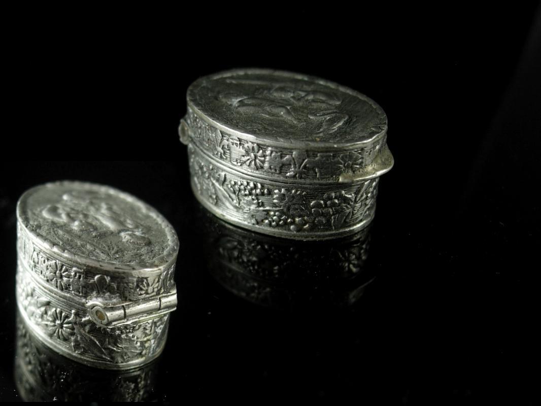 Antique Miniature box Silver CHERUB Italy patch Snuff box Italian renaissance Angels wedding ring holder case
