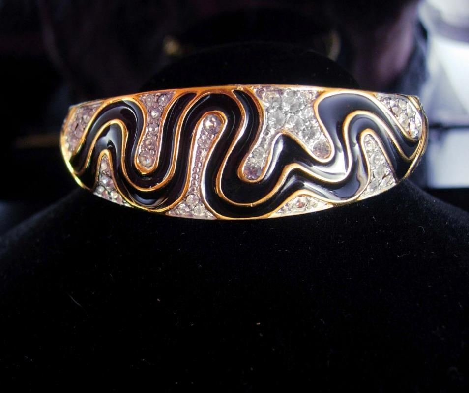 Cleopatra's delight Snake Bracelet Trifari bangle Enamel & Rhinestone hinged serpent vintage gold bracelet Egyptian Queen