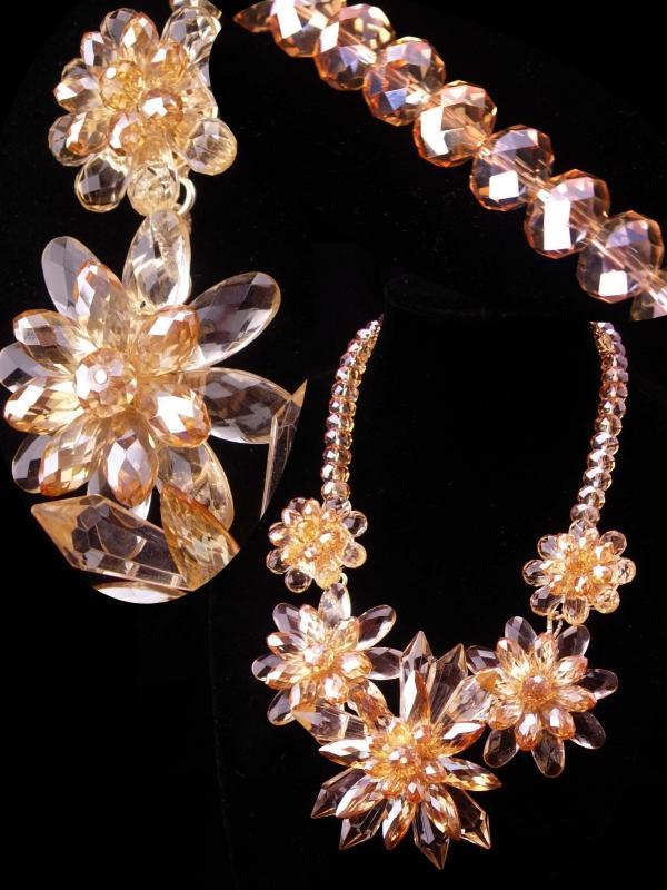 Runway necklace / huge statement choker / crystal faceted bib / flower bib / brilliant faceted glass / pale yellow jewelry / couture jewelry