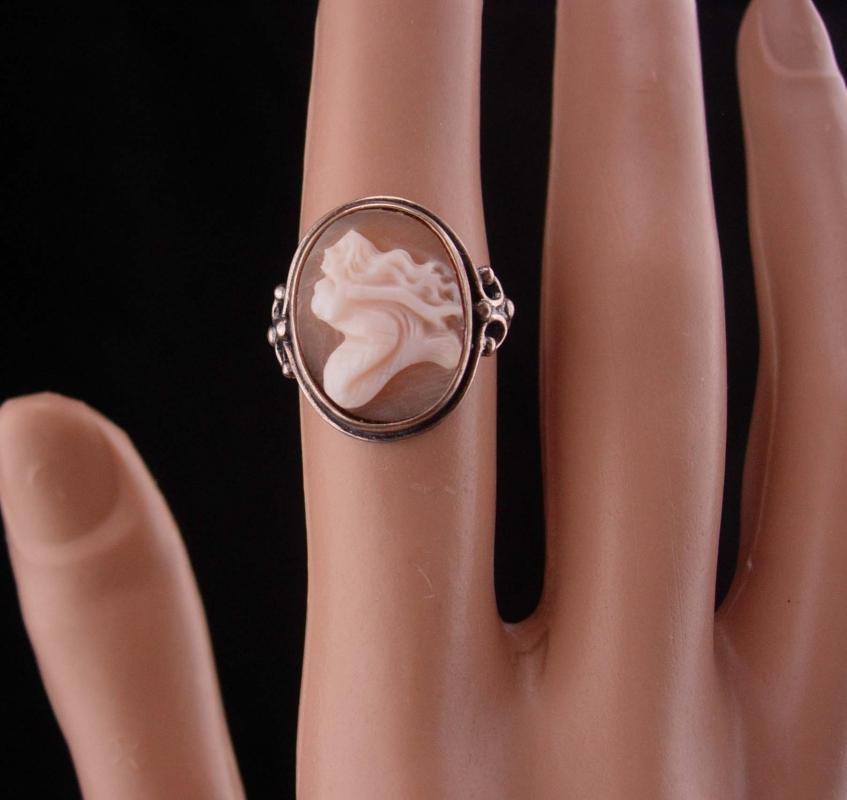 Mermaid ring / sterling cameo / Romantic carved Mermaid / Goddess ring / vintage sterling jewelry / estate jewelry / enif sterling / size 6