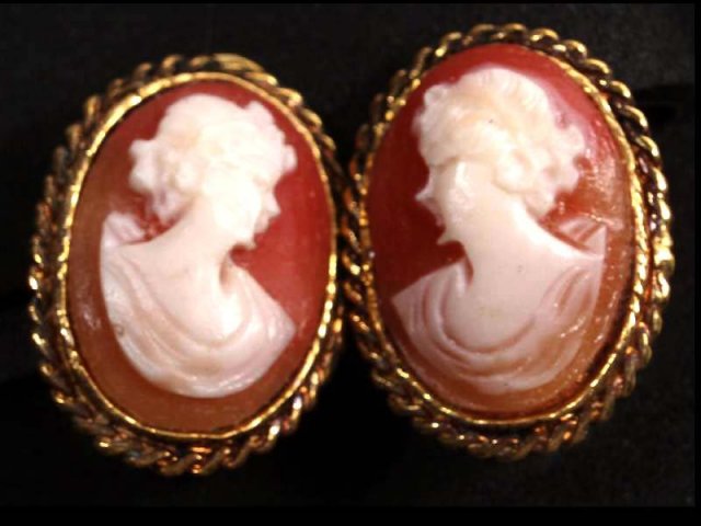 Vintage carved Shell Cameo earrings 2 different heads clipon