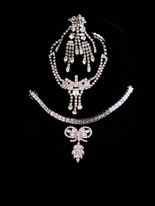 Stunning Parure / vintage Necklace / Rhinestone bracelet / chandelier earrings / Vintage costume jewelry /rhinestone bow brooch