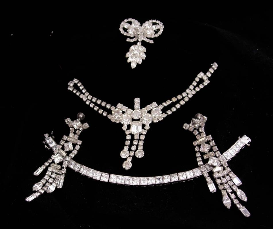 Stunning Parure / vintage Necklace / Rhinestone bracelet / chandelier earrings / Vintage costume jewelry /rhinestone bow brooch