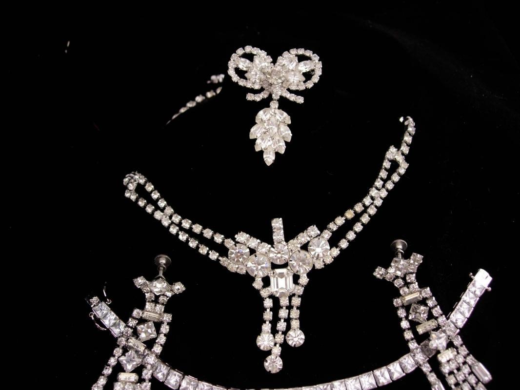 Stunning Parure / vintage Necklace / Rhinestone bracelet / chandelier earrings / Vintage costume jewelry /rhinestone bow brooch