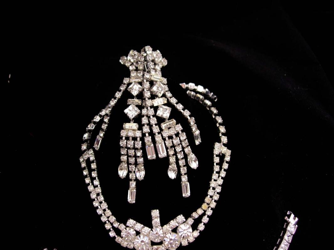 Stunning Parure / vintage Necklace / Rhinestone bracelet / chandelier earrings / Vintage costume jewelry /rhinestone bow brooch