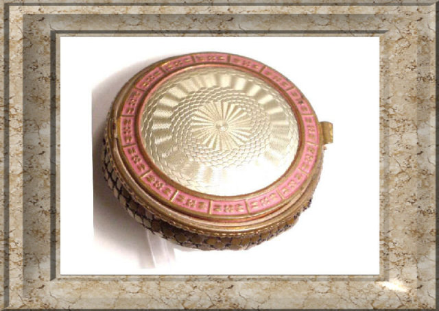 DECO Guilloche ENAMEL MEsh compact PURSE