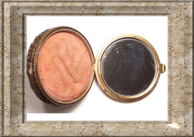 DECO Guilloche ENAMEL MEsh compact PURSE