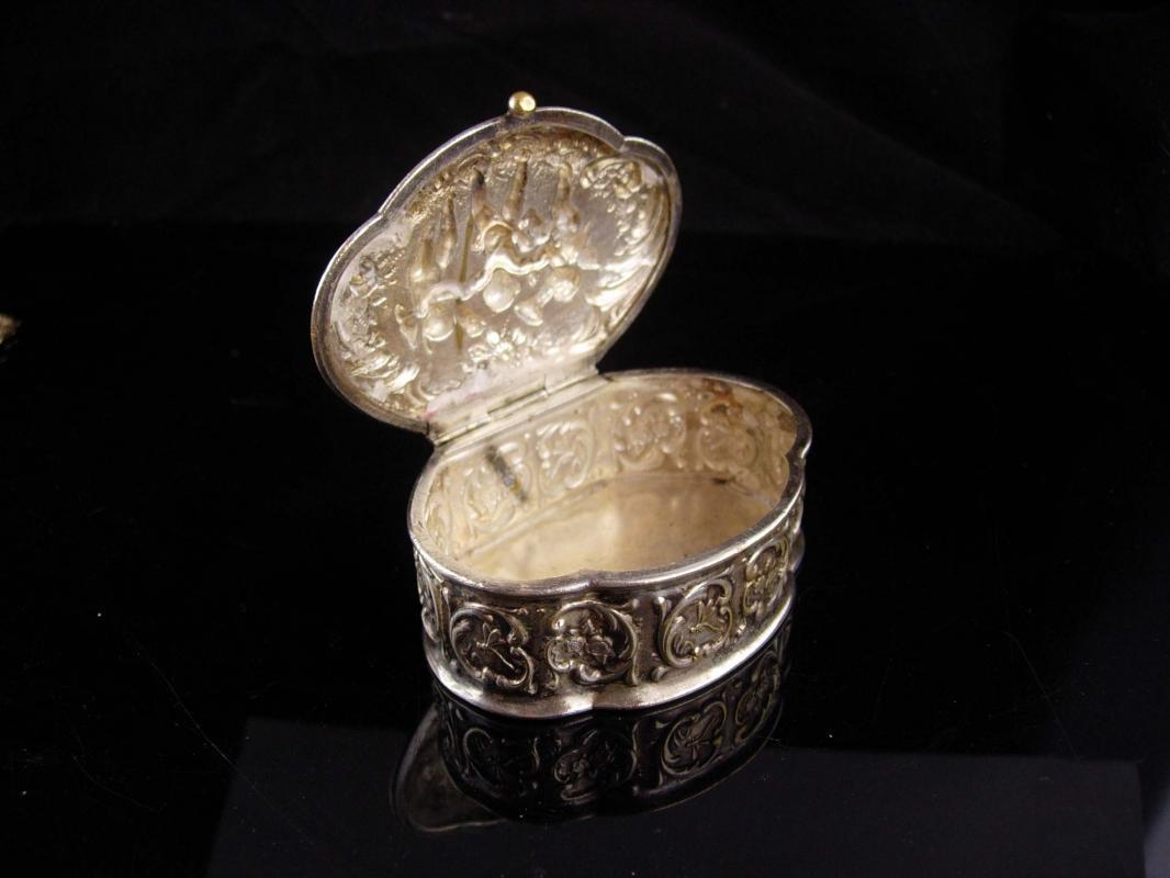 Antique Miniature box / Victorian Silver CHERUB / putti trinket box / Snuff box / Italian renaissance / Angels wedding ring holder case