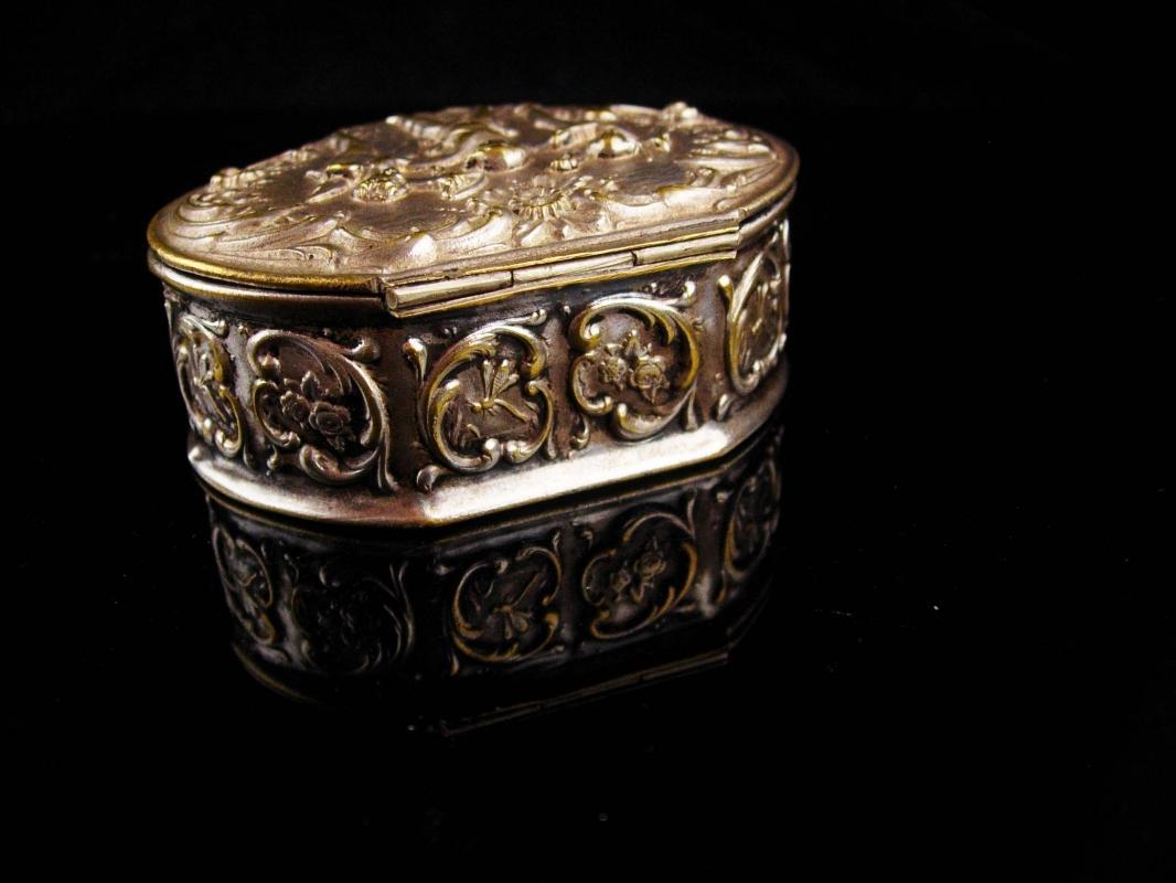 Antique Miniature box / Victorian Silver CHERUB / putti trinket box / Snuff box / Italian renaissance / Angels wedding ring holder case