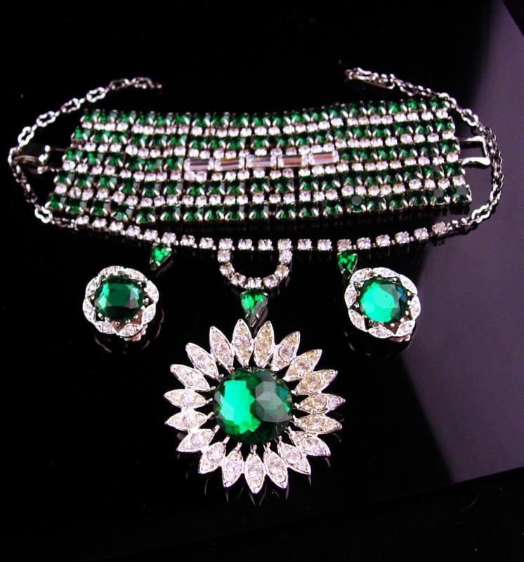 Vintage Dramatic parure - HUGE bracelet - 206 GREEN rhinestones bracelet - starburst brooch - clip on earrings - Rhinestone drop necklace