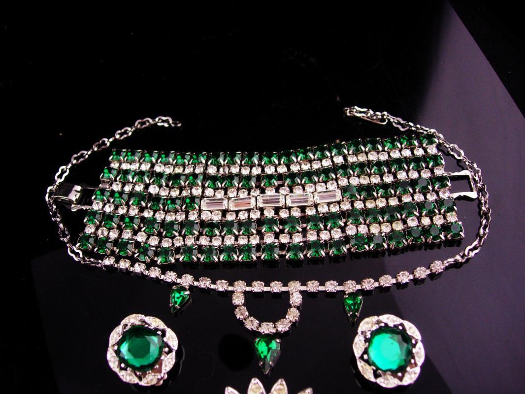 Vintage Dramatic parure - HUGE bracelet - 206 GREEN rhinestones bracelet - starburst brooch - clip on earrings - Rhinestone drop necklace