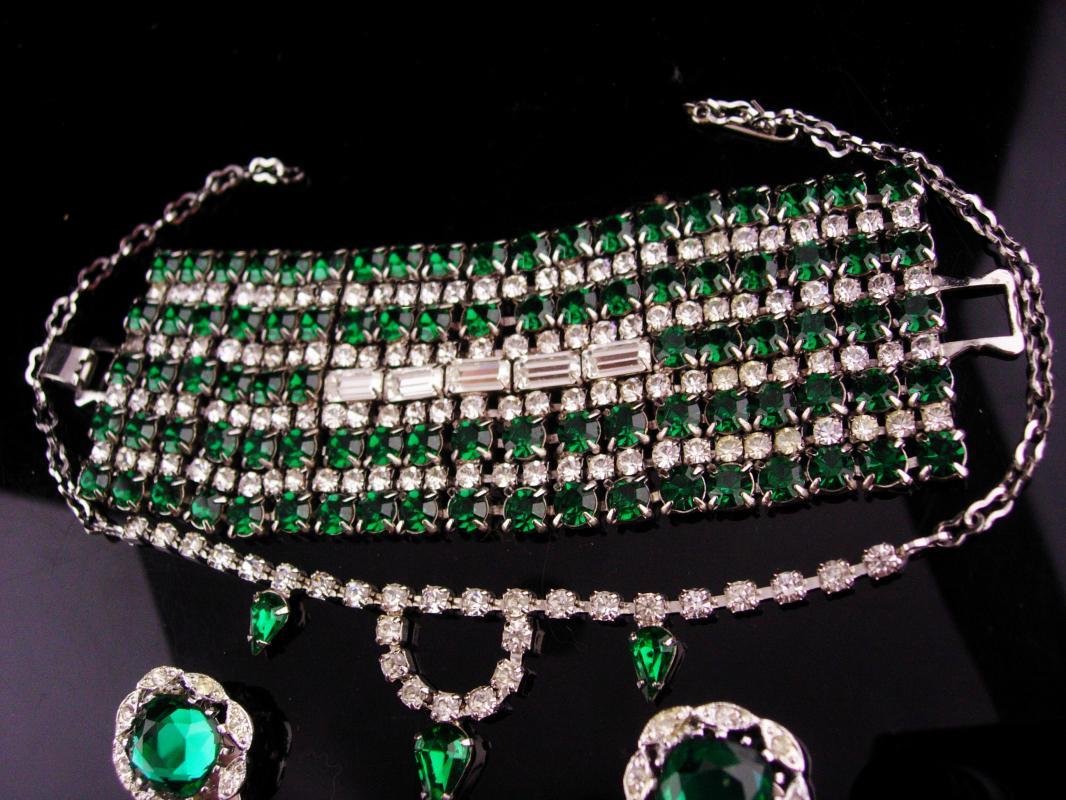 Vintage Dramatic parure - HUGE bracelet - 206 GREEN rhinestones bracelet - starburst brooch - clip on earrings - Rhinestone drop necklace