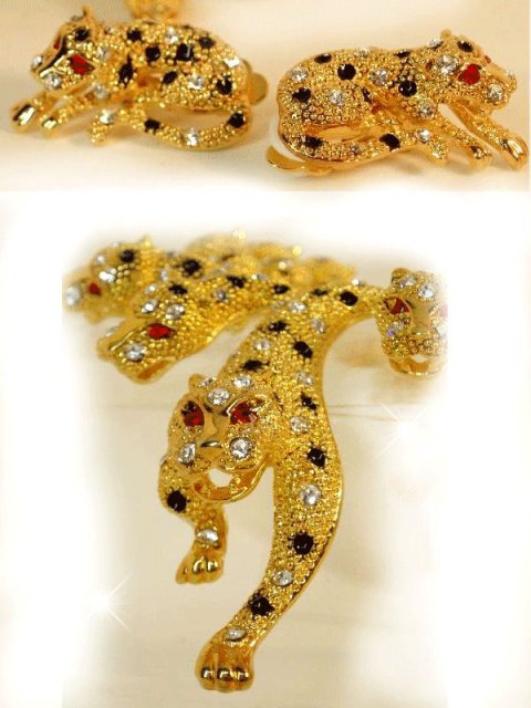 Dazzling 565 Rhinestone Figural Lion necklace