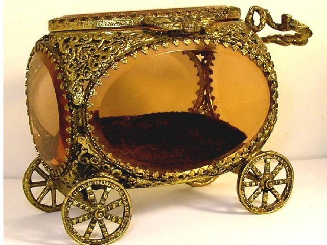 Antique Amber glass Queen's CARRIAGE casket