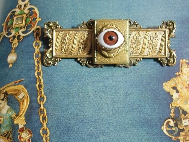Bizarre Vintage Lovers EYE sentimental Memorial Raised relief LOCKET Sash PIn brooch