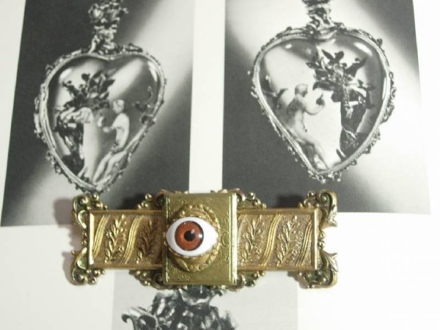 Bizarre Vintage Lovers EYE sentimental Memorial Raised relief LOCKET Sash PIn brooch